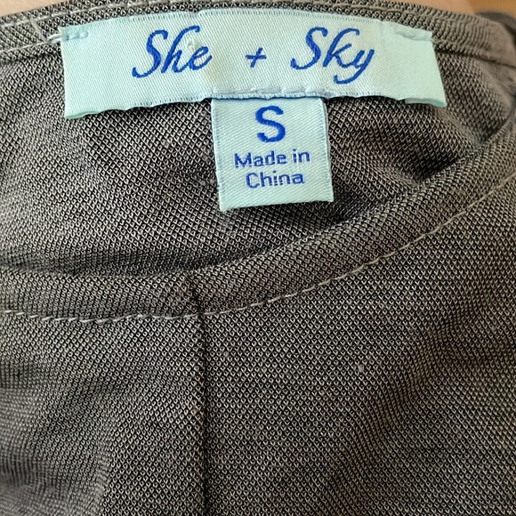 She + Sky Front twist top - Picture 2 of 2
